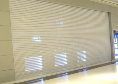 Instalação de porta de enrolar automática